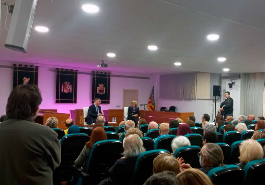 Multitud de personas acudieron al Ayuntamiento de Canet a la conferencia que ofreció el magistrado Joaquim Bosch