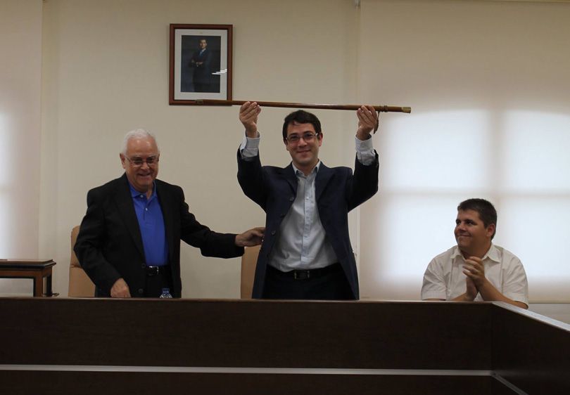 Paco Salt entrega la vara de mando al nuevo alcalde Ernest Buralla