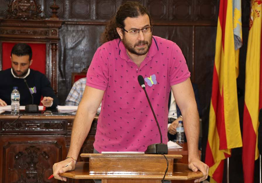 El portavoz de Esquerra Unida, Guillermo Sampedro, presentó esta propuesta ante el plenario