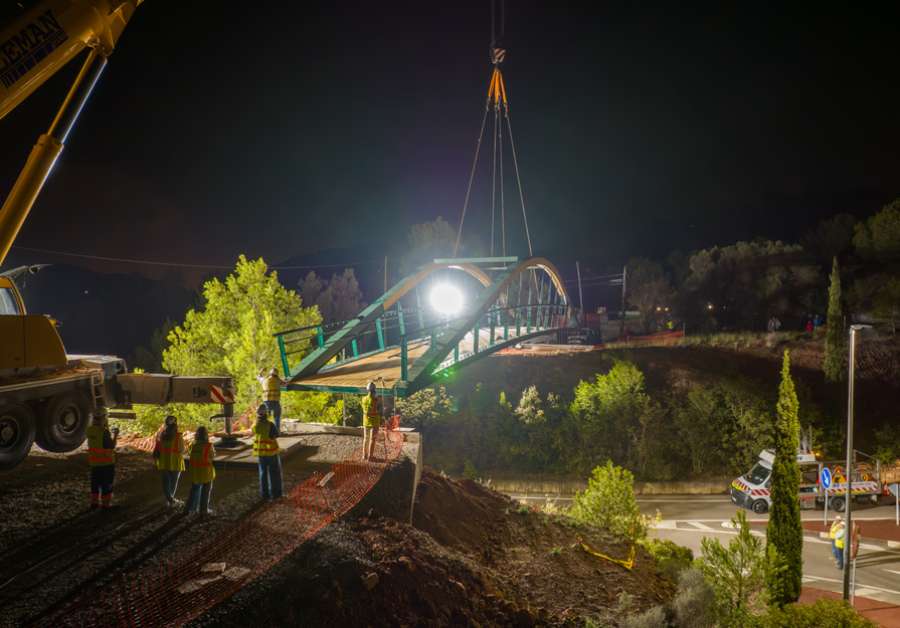 La nueva pasarela peatonal ciclista se ha colocado sobre el ramal de conexión del enlace de la salida 7 de la A-23