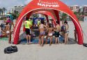 Los bañistas participaron activamente en esta jornada celebrada ayer en la playa de Puerto de Sagunto