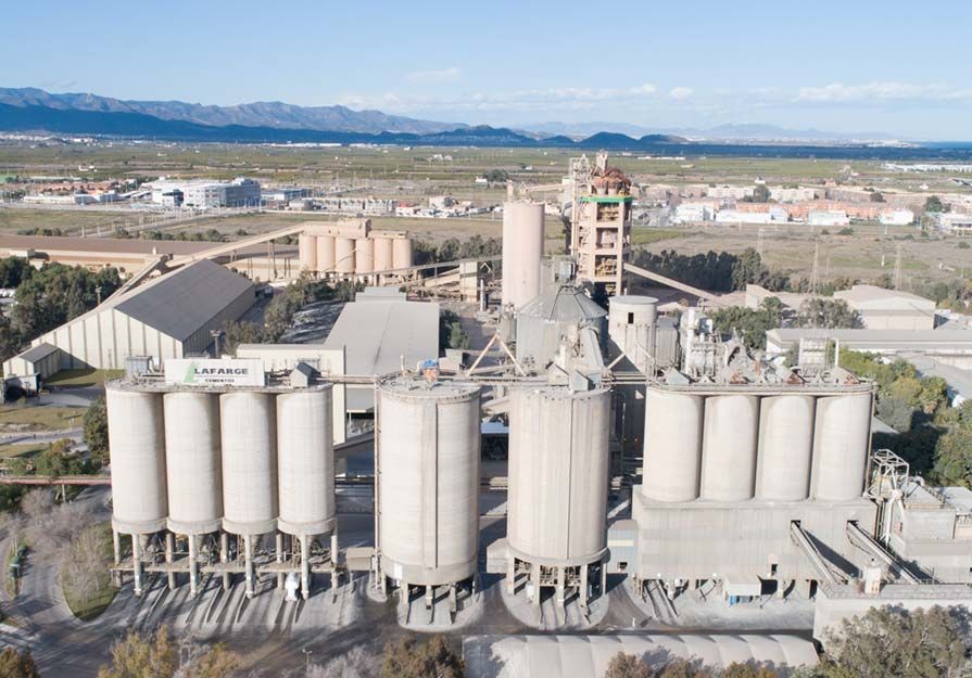Imagen de la planta de LafargeHolcim en Puerto de Sagunto (Foto: Drones Morvedre)