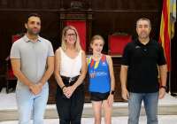 La triatleta local Livia Guillén homenajeada en Sagunto por sus éxitos deportivos