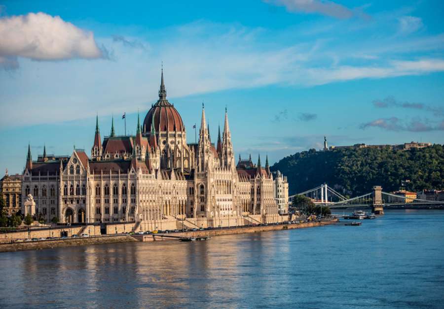 Una de las postales de la capital húngara es su impresionante Parlamento