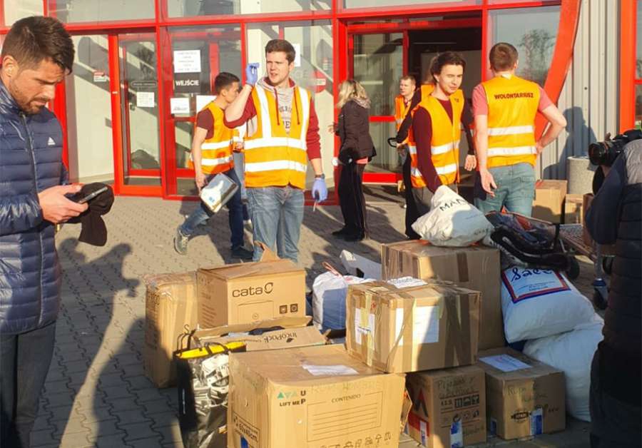Momento en el que se entregan, en un centro de Varsovia, los 2.000 kilos de víveres y material sanitario.