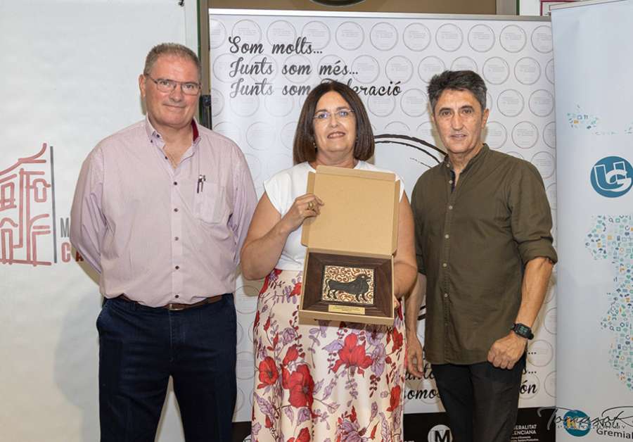 La concejala de Comercio, Ana María Quesada, recibió un reconocimiento por parte de la Federación de Asociaciones de Venta no Sedentaria