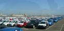 Descarga de coches en el puerto comercial 