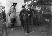 Imagen del fotógrafo León, en la que aparece el rey Alfonso XIII junto a Eduardo Aburto, cubierto con sombrero de copa; a la izquierda, con uniforme militar, Primo de Rivera