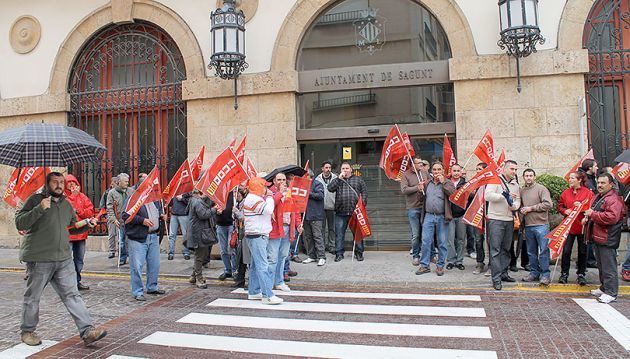 Los trabajadores de la SAG llevaron sus protestas ante el ayuntamiento