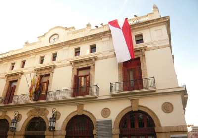 IP desplegó la bandera segregacionista en la fachada del consistorio el 30-1-2013 en protesta por la anulación de los plenos en el Puerto