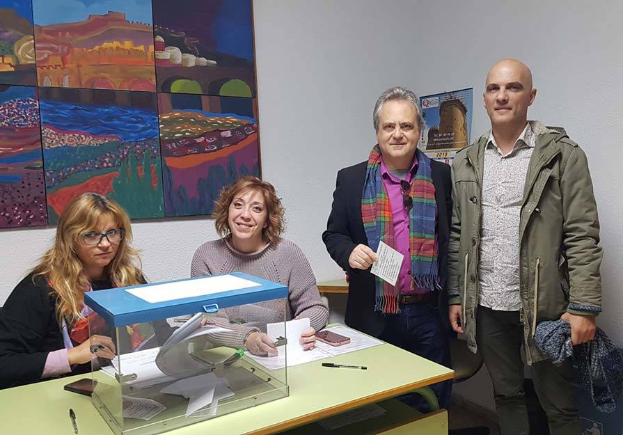 El concejal de Educación del Ayuntamiento de Sagunto, José Manuel Tarazona, ha acudido a una de las mesas electorales