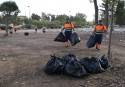 Empleados de la SAG recogen la basura depositada en la zona libre de acampada próxima a la Gerencia
