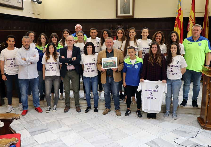 El equipo femenino del Biensa CF fue recibido por las autoridades locales