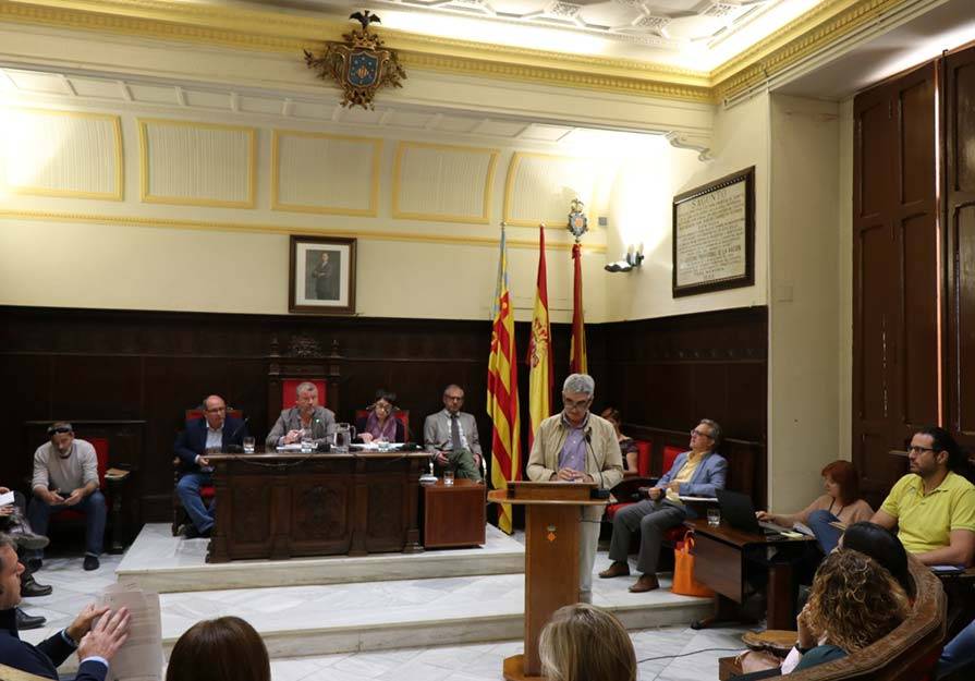 El concejal de Hacienda, Enric Ariño, durante su intervención en el plenario