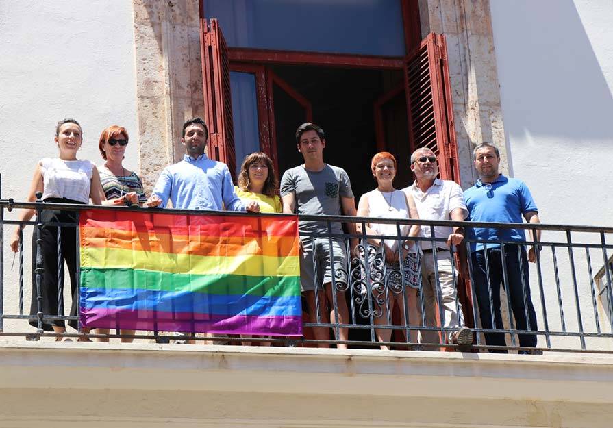 La bandera arcoíris se ha colocado en el balcón del Ayuntamiento de Sagunto