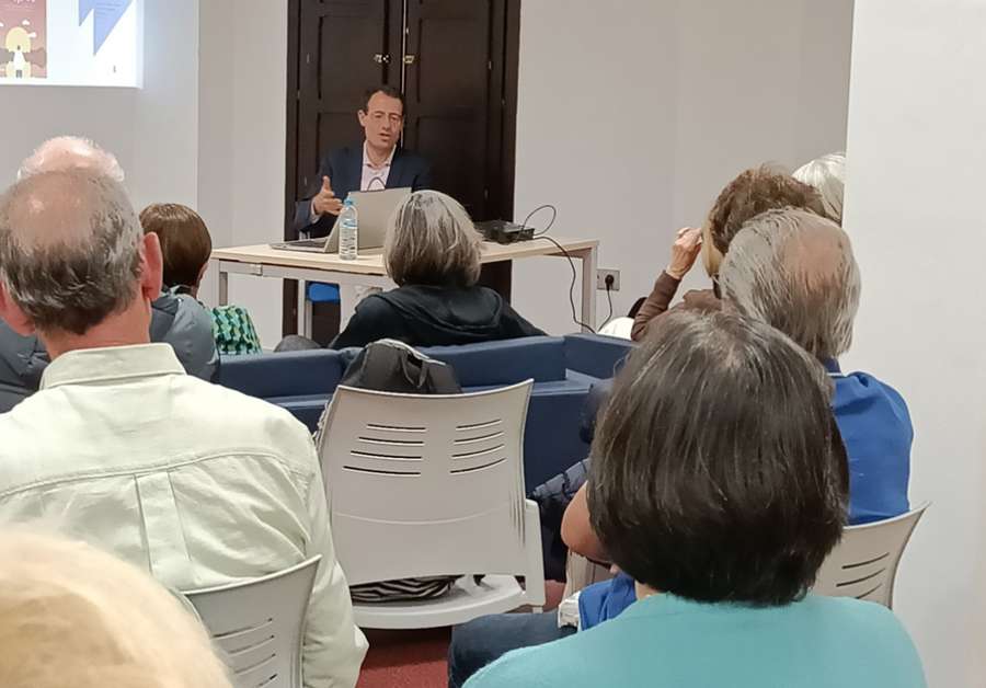 Miguel A. Jordán, vicepresidente de la Jane Austen Society España, ofreció una charla en Canet