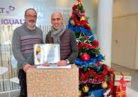 El gerente del establecimiento, Rafa Corresa, ha recibido su diploma acreditativo junto a una cesta navideña