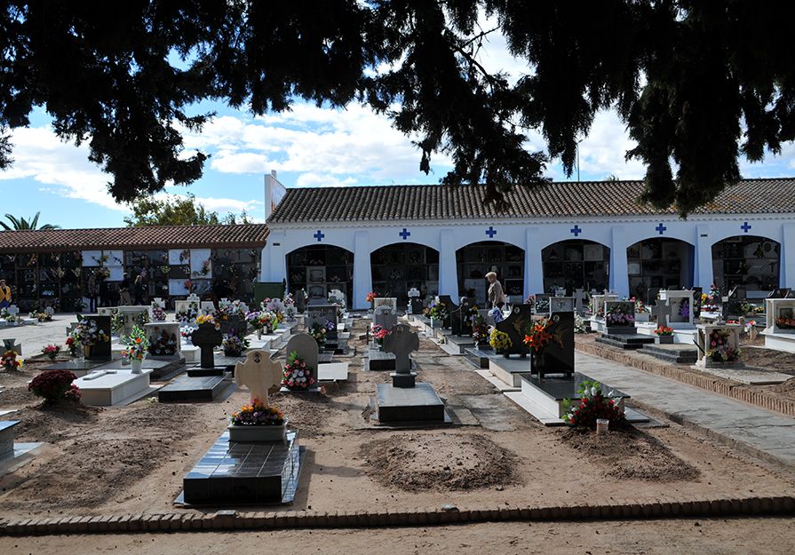 Los cementerios se han ido llenando de visitantes durante estos últimos días