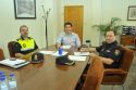 Foto de archivo de otra reunión con los jefes de la policía local y la policía nacional