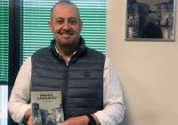El escritor local, Juan Antonio Velasco, presenta su primer libro