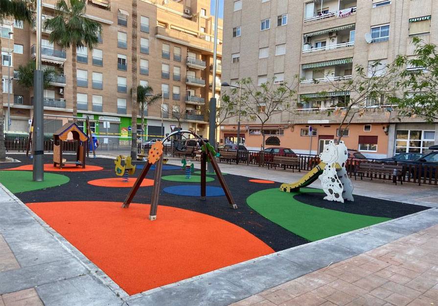 El nuevo suelo ya se puede ver en el parque infantil de la plaza Ángel Perales