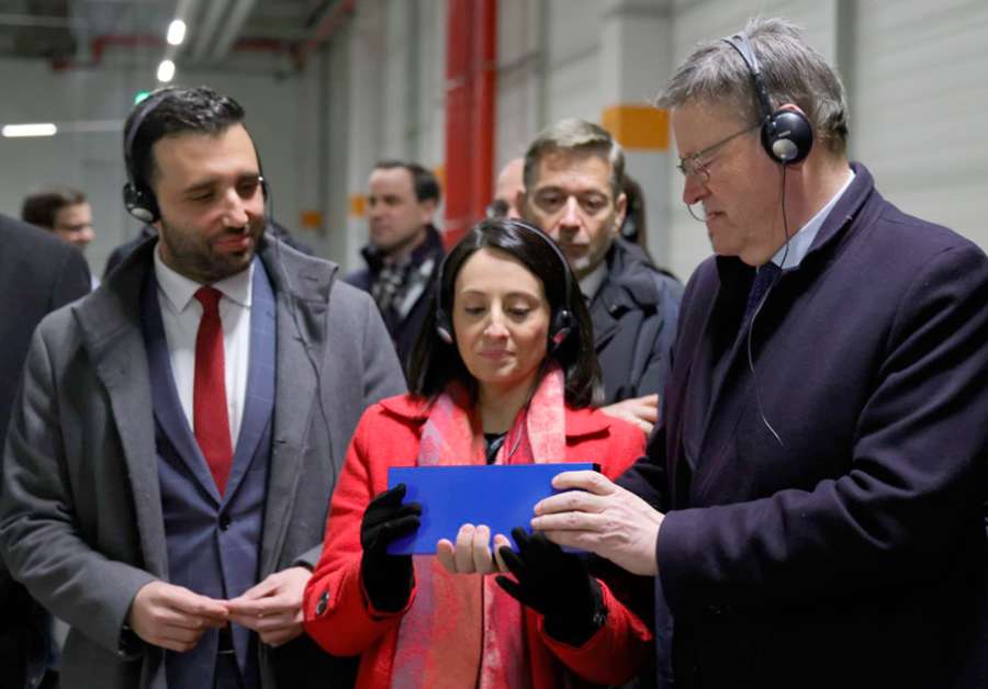 El alcalde de Sagunto junto al president de la Generalitat en la planta de baterías de Salzgitter