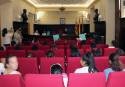 El alumnado del CEIP Villar Palasí ha visitado esta mañana el salón de plenos del consistorio saguntino