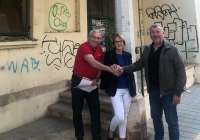 El concejal de Urbanismo, Francesc Fernández, junto a representantes de la asociación de pensionistas