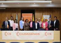 Representantes de Ciudadanos con miembros de la comunidad latina en Sagunto