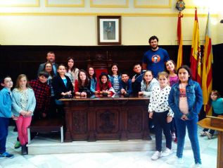 El Consejo Municipal de Infancia de Sagunto dona 139 tetrabriks de caldo al Centro Solidario de Alimentos