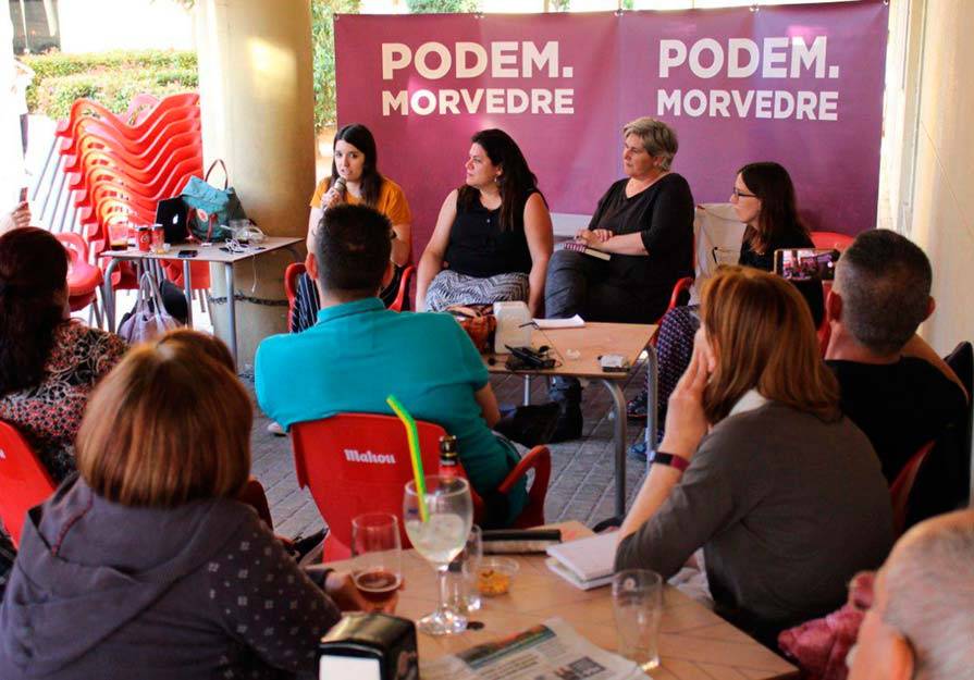 Un momento de la tertulia con las candidatas de Podemos en Sagunto