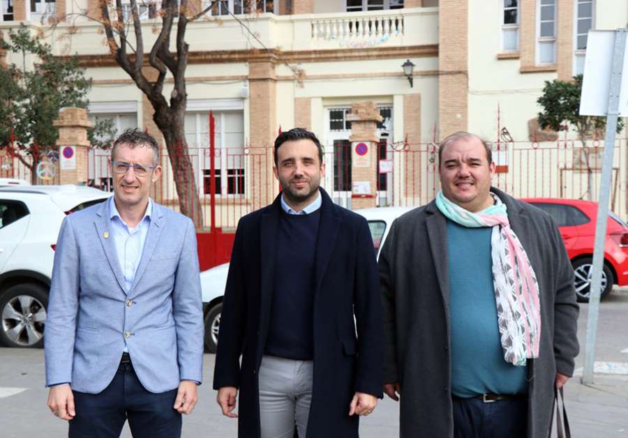 El diputado, José Luis Lorenz (izquierda), ha visitado Sagunto junto al alcalde y el concejal de Educación