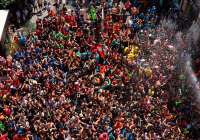 Vecinos y peñistas se congregaron a las puertas del Ayuntamiento de Sagunto para celebrar la tradicional &#039;xopá&#039;