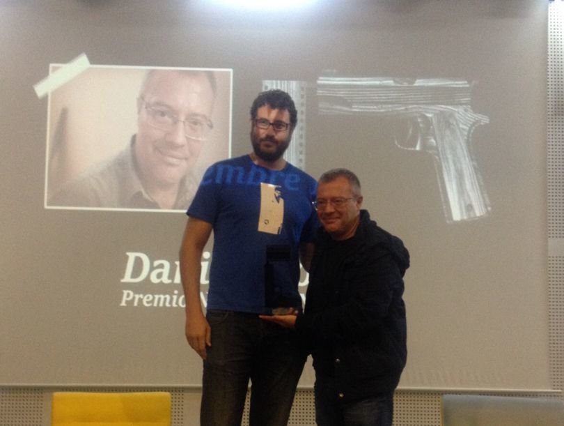 Guillermo Sampedro entregándole el premio a Daniel Monzón en el Casal Jove