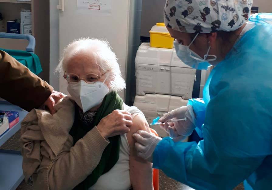 María Luz Besteiro Asensio, de 97 años, ha sido de las primeras personas vacunadas en el Centro de Salud Puerto I