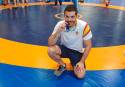El deportista del Club de Lucha Ares, Jesús Gasca, posa con la medalla de bronce lograda