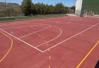 Además de la reforma integral de los vestuarios, se ha pintado la zona de la pista de baloncesto