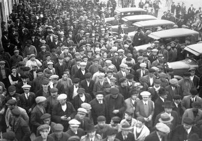 Manifestación ciudadana en Puerto Sagunto al inicio de los años 30 del siglo pasado, reclamando apoyo del gobierno republicano para garantizar la continuidad de &quot;su&quot; empresa, la Compañía Siderúrgica del Mediterráneo