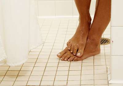 La infección en los pies por SARM es común en las duchas públicas