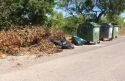 Vecinos de la montaña saguntina critican que se tiren restos de poda a los contenedores de orgánico