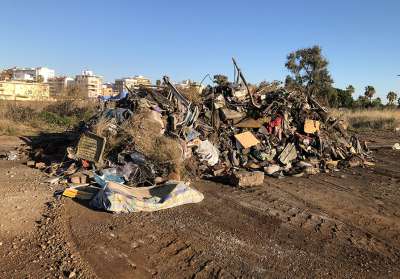 Los enseres y escombros amontonados en la mañana de este lunes sobre terrenos del malecón
