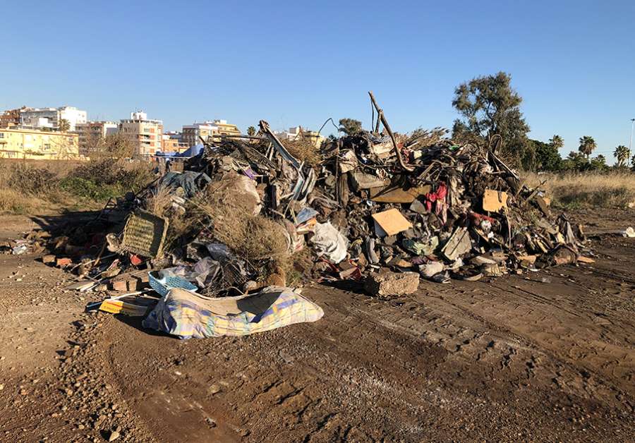 Los enseres y escombros amontonados en la mañana de este lunes sobre terrenos del malecón