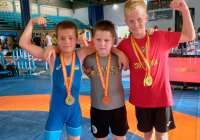 Tres de los pequeños luchadores que lograron una medalla en esta competición