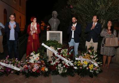 El evento finalizó con una ofrenda floral ante el busto del Padre Jaime