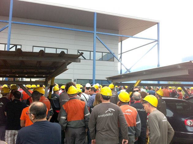 Doscientos trabajadores respaldaron al comité de empresa en su negociación con ArcelorMittal