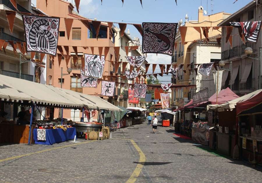 El mercado medieval ha vuelto a abrir sus puertas por las calles de Sagunto, siendo un gran atractivo para visitar en estos días festivos