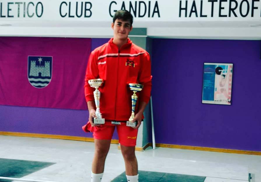 El deportista de Puerto de Sagunto muestra los trofeos conseguidos en Gandia