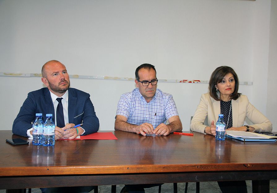 Los socialistas, Toni Gaspar, Ernesto Herrera y Ana Botella durante el encuentro de ayer
