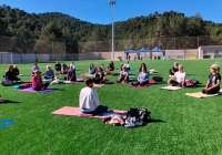 La masterclass de yoga tuvo lugar en el campo de fútbol de Gilet