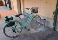 Comienza la colocación de soportes para bicicletas en el interior de los mercados de Sagunto y Puerto